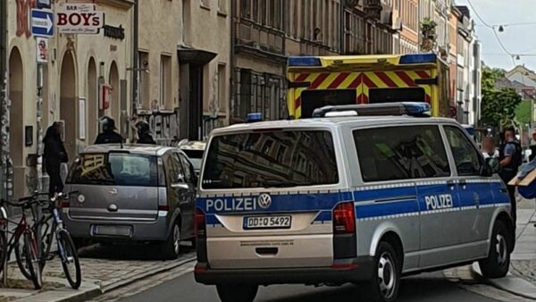 Polizeieinsatz nach Schlägerei mit Baseballschläger auf der Alaunstraße. Foto: Privat