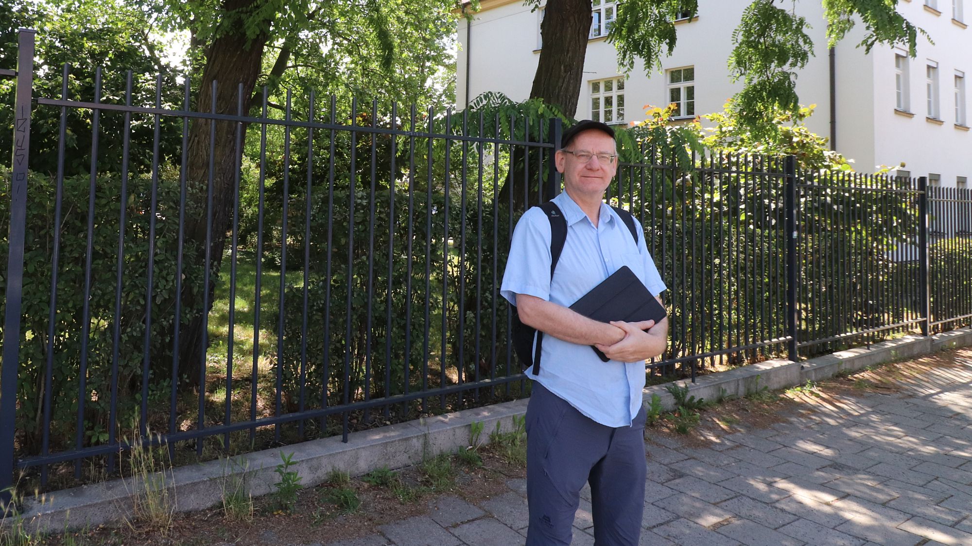 Stadtrat Johannes Lichdi (Dissidenten) vor der Fläche, die künftig bebaut werden soll. 