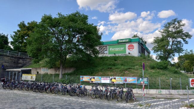 An dieser Stelle soll das Fahrrad-Parkhaus entstehen. 