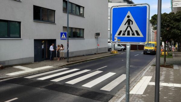 Neuer Zebrastreifen auf der Buchenstraße.