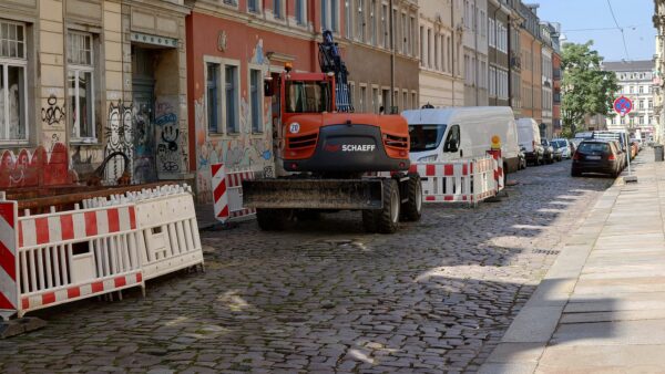 Schäden an der Abwasserleitung werden repariert.