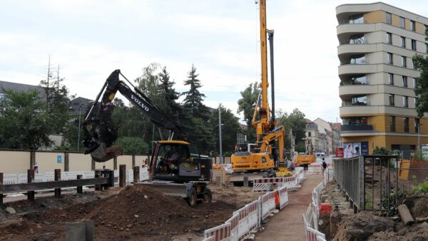 Mit schwerem Gerät werden die Arbeiten an der Brücke vorbereitet.