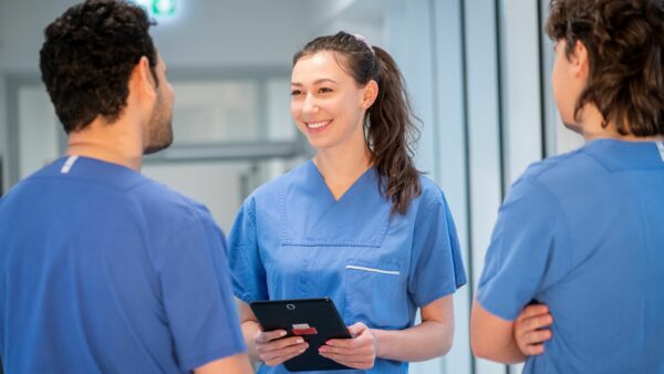 Sie steht erst am Anfang ihrer Ausbildung: Pflegeschülerin im Gespräch mit einer Pflegekraft. Foto: Franziska Pilz/Diako