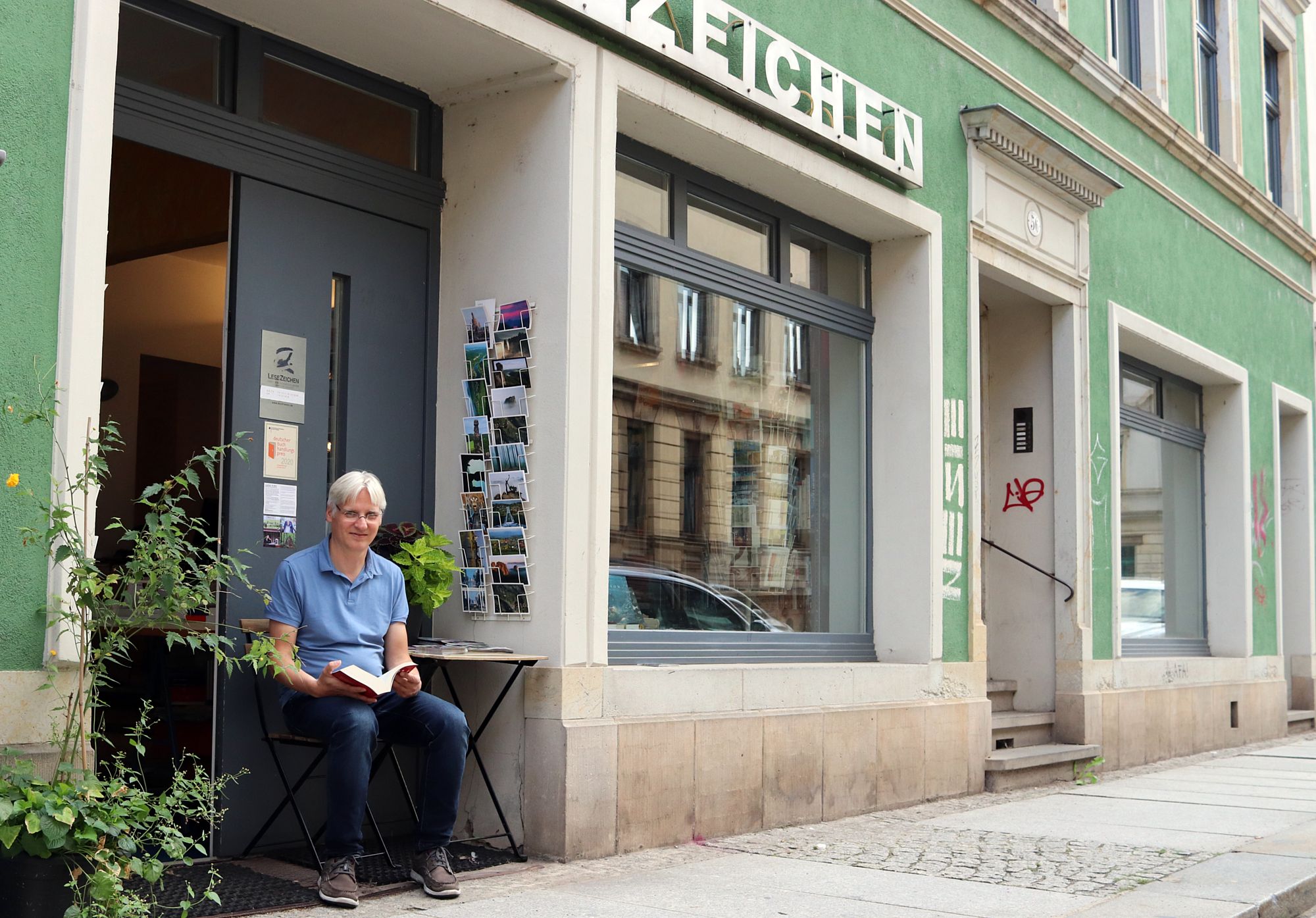 Buchhändler Jörg Scholz-Nollau vor seiner Buchhandlung Lesezeichen. Foto: Archiv/Anton Launer