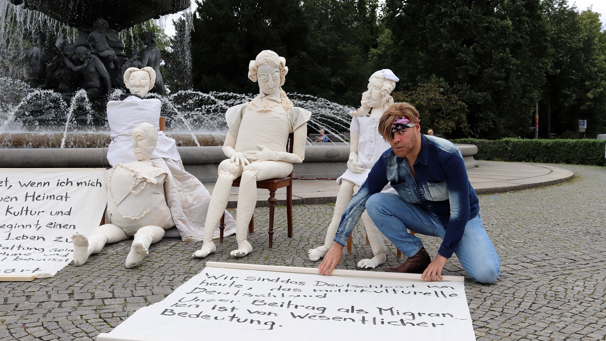 Künstler Von Wilhelm vor seiner Installation am Albertplatz.