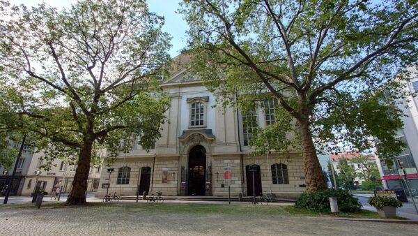 Die Dreikönigskirche von der Hauptstraße aus gesehen.