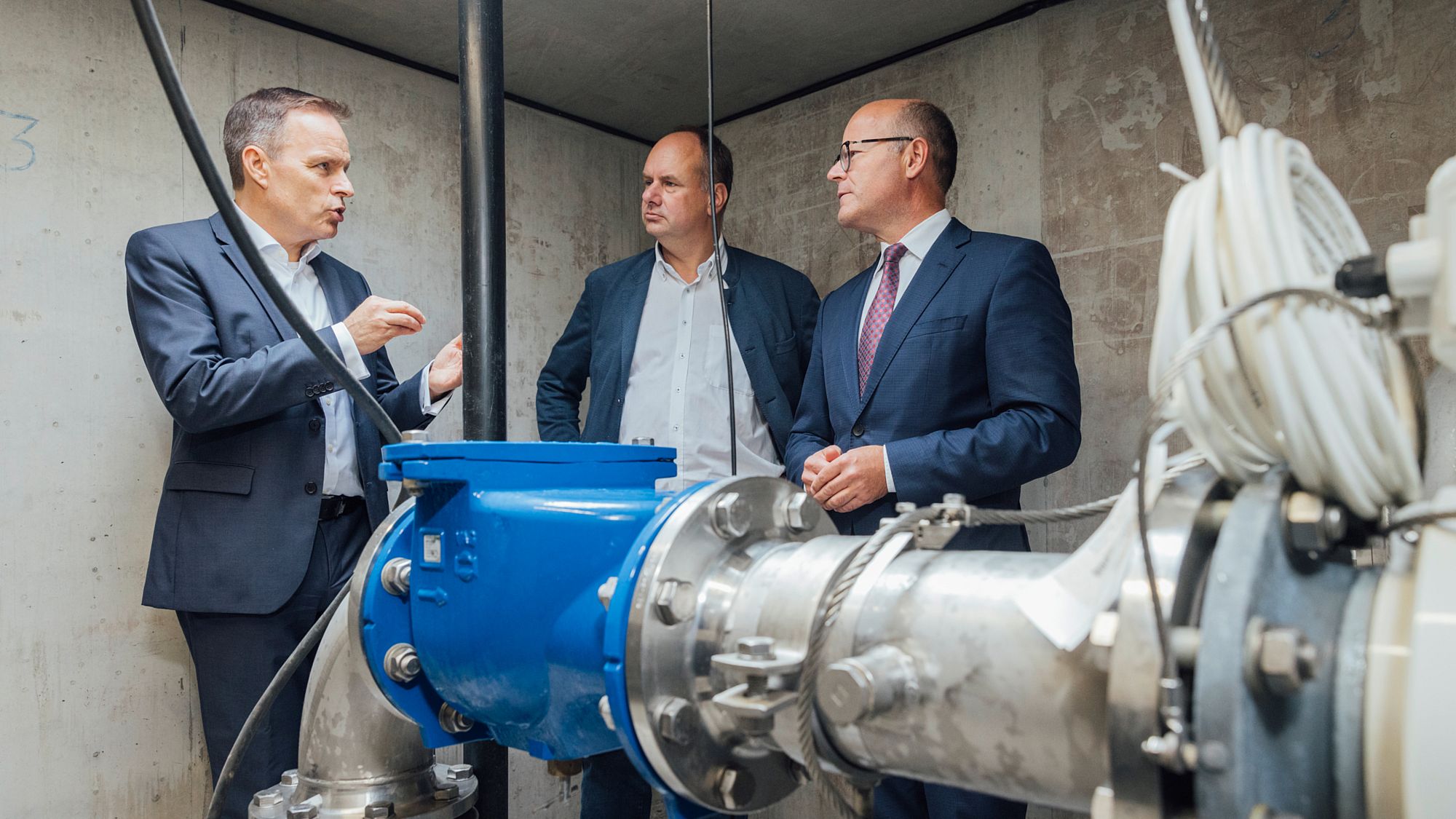 Frank Brinkmann, Vorstandsvorsitzender der Sachsen-Energie, Dirk Hilbert, Oberbürgermeister von Dresden und Oliver Schenk, Chef der Sächsischen Staatskanzlei in einem der 15 Brunnen am alten Wasserwerk Saloppe.