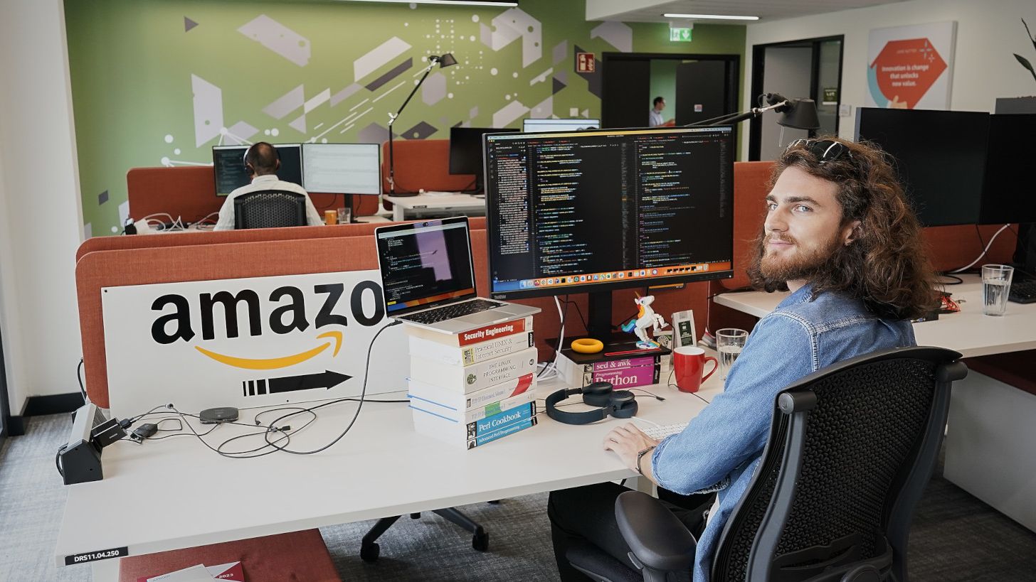 Mitarbeiter bei Amazon auf der Großenhainer Straße. Foto: Amazon