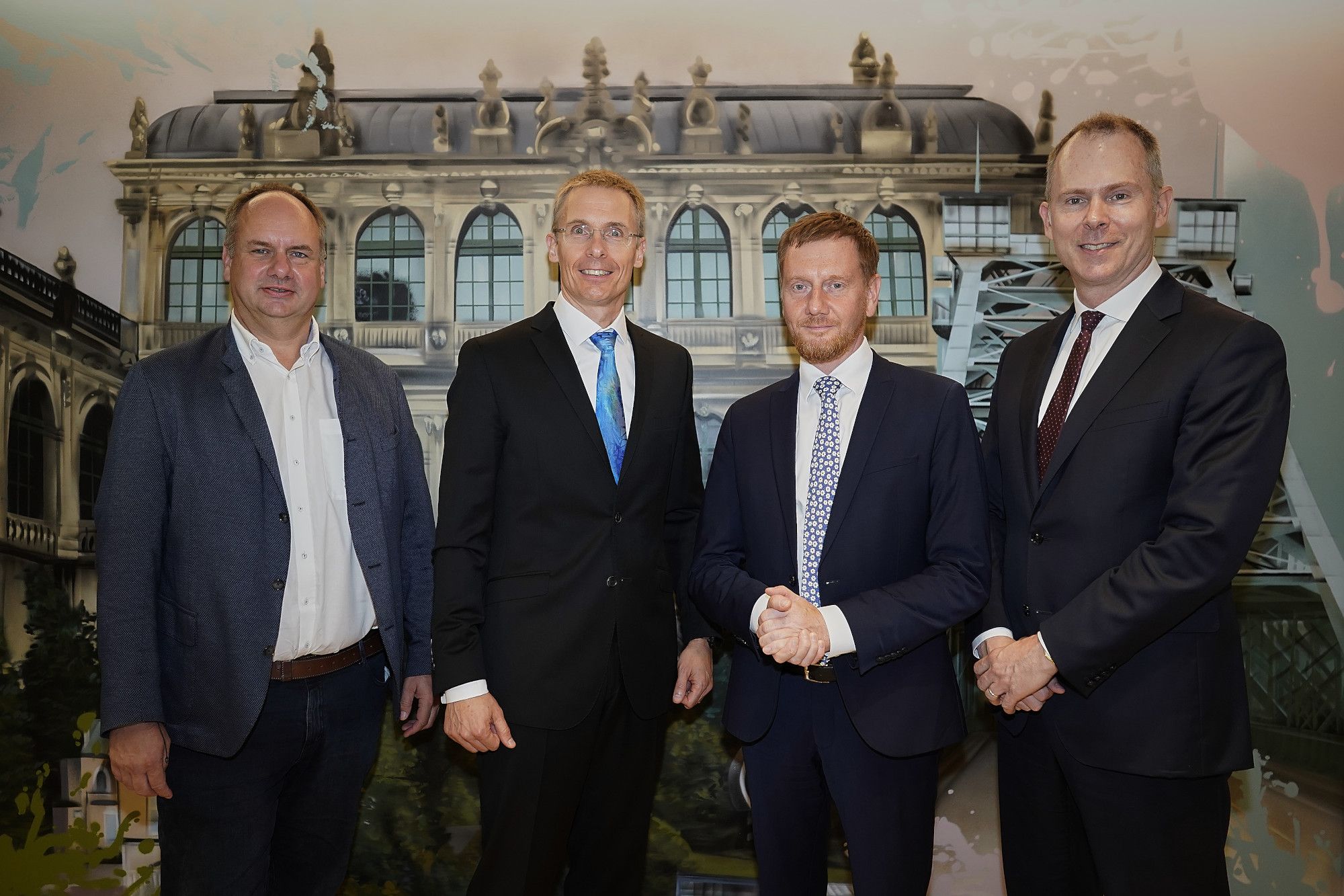 OB Dirk Hilbert, Zentrumsleiter Chris Schlaeger, Ministerpräsident Michael Kretschmer, Stephen Anderson, Botschaftsrat der US-Botschaft (v.l.) bei der Jubiläumsfeier. Foto: Amazon