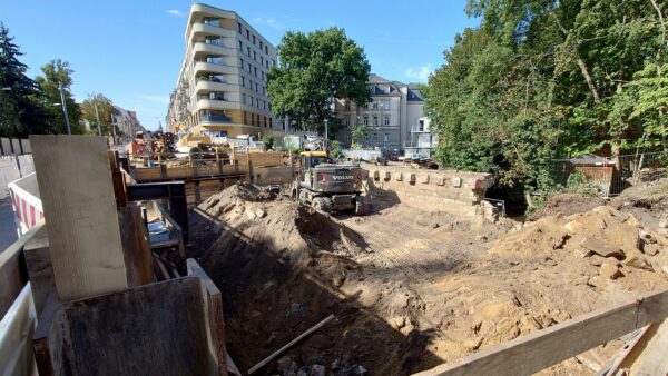 Seit Mai wird schon gebaut, die Brücke über die Prießnitz ist noch immer da.