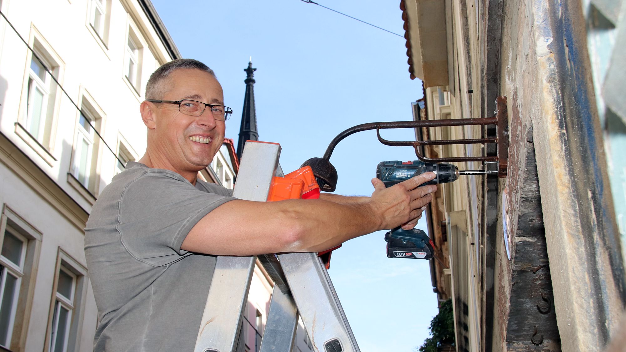 Hausmeister Udo brachte die Lampe wieder fest an der Hauswand an. 