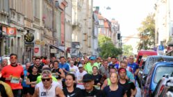 Großer Andrang auf der Louisenstraße. Im Hauptfeld leisteten es sich die Läuferinnen und Läufer, den Zuschauenden zuzuwinken.