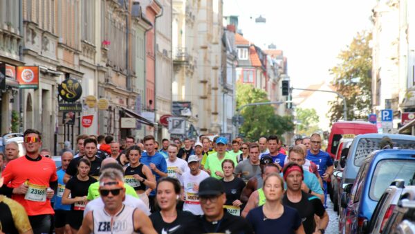 Großer Andrang auf der Louisenstraße. Im Hauptfeld leisteten es sich die Läuferinnen und Läufer, den Zuschauenden zuzuwinken.