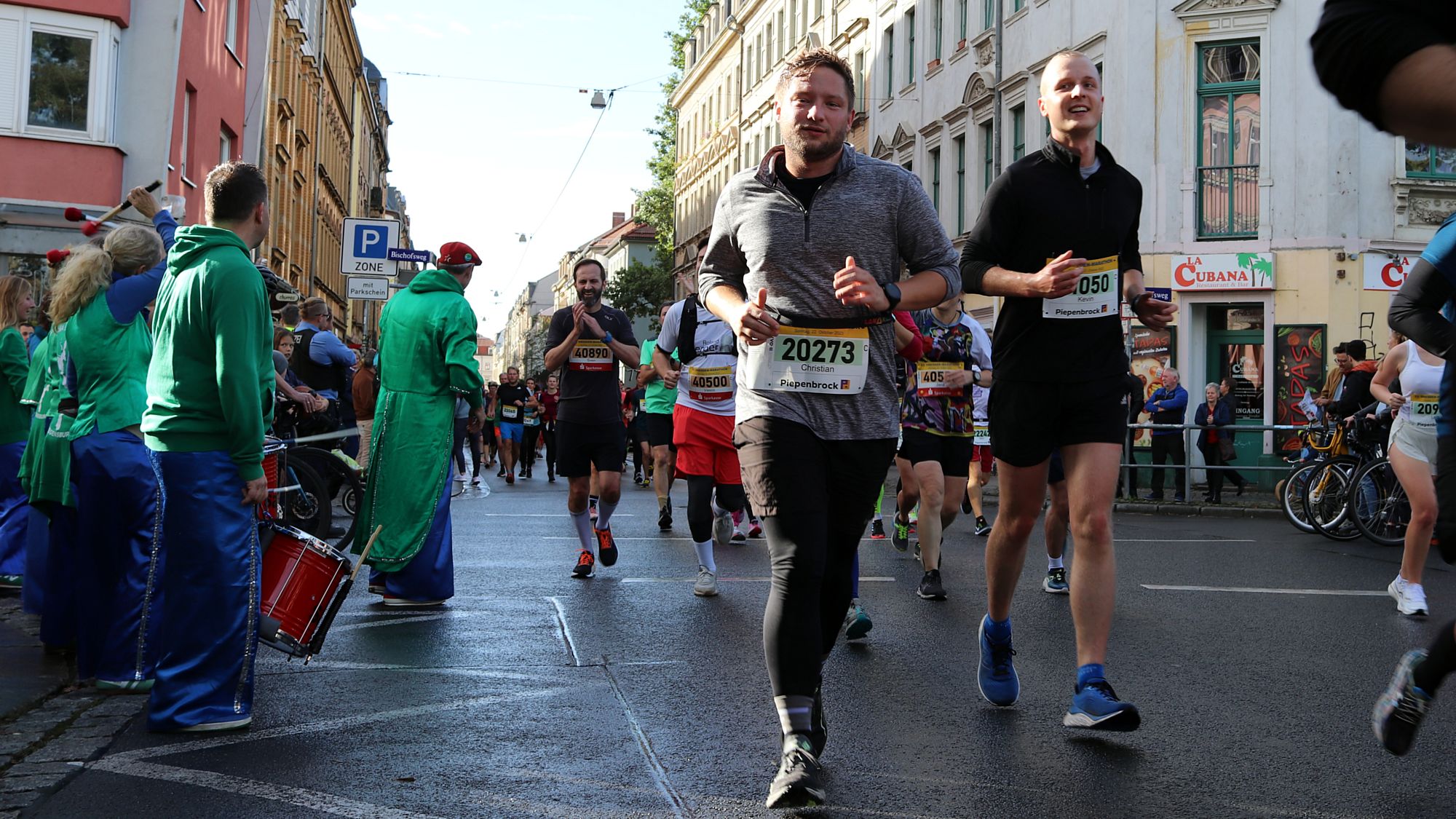 Begleitet von Trommelsound rasten die Marathon-Teilnehmenden über den Bischofsweg.