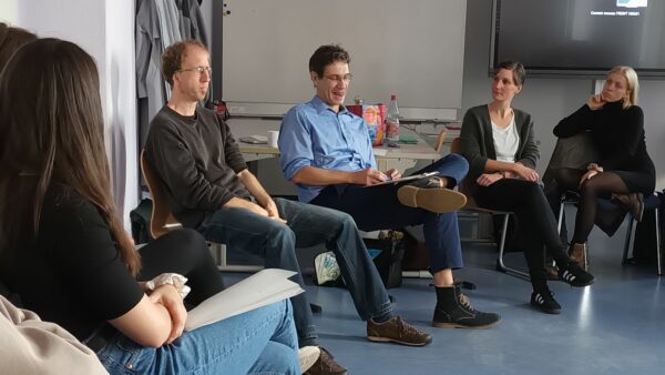 Sven Döring, Mitglied des Muse e. V.; Michael Winkler, Projektassistent der Landesarbeitsgemeinschaft Selbsthilfe Sachsen e.V., Logopädielehrkraft Josephine Tibus und Logopädieschülerin Sally Bormann - Foto: DPFA