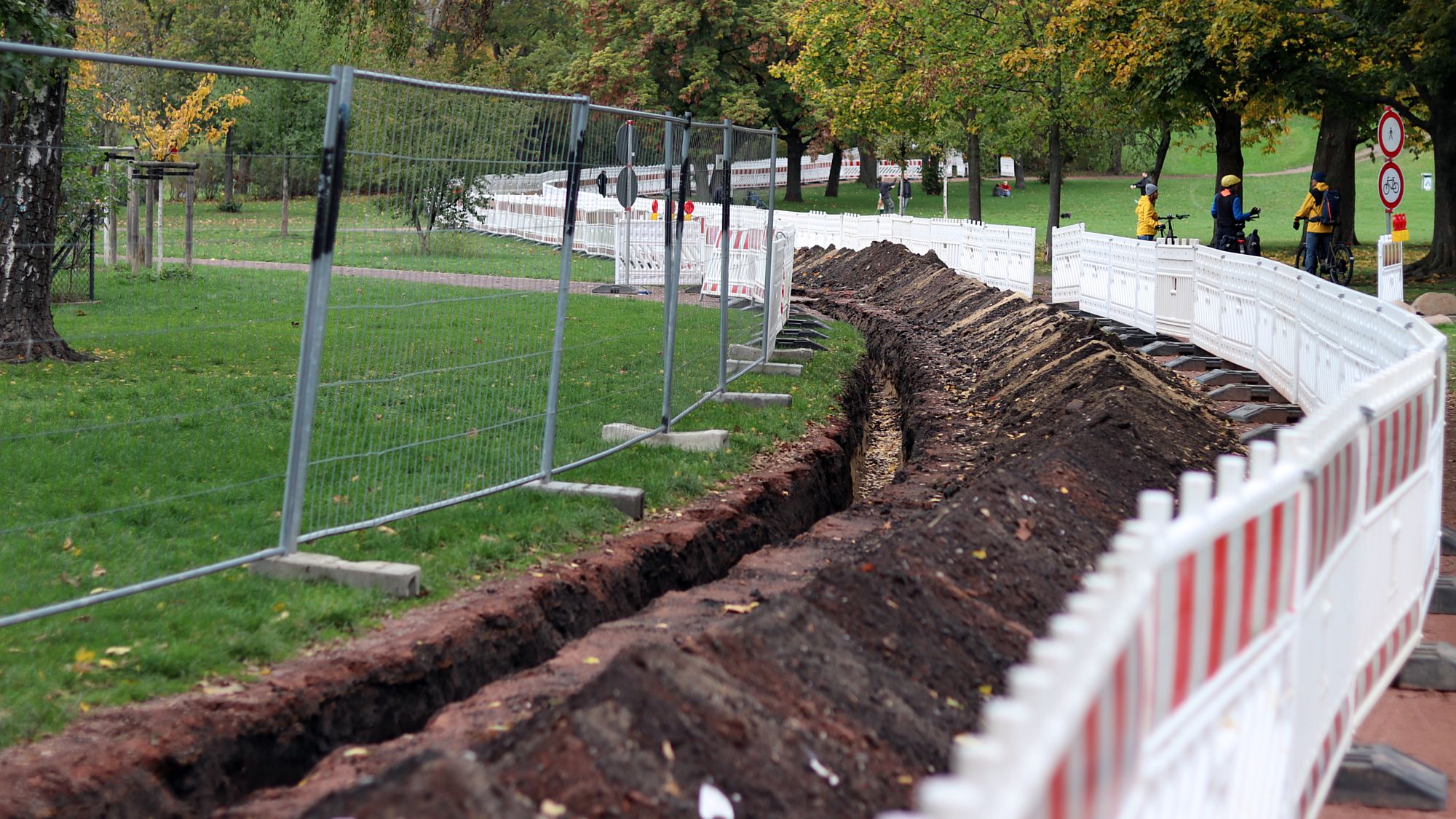 Der Kabelgraben für die künftige Stromversorgung der Leuchten.