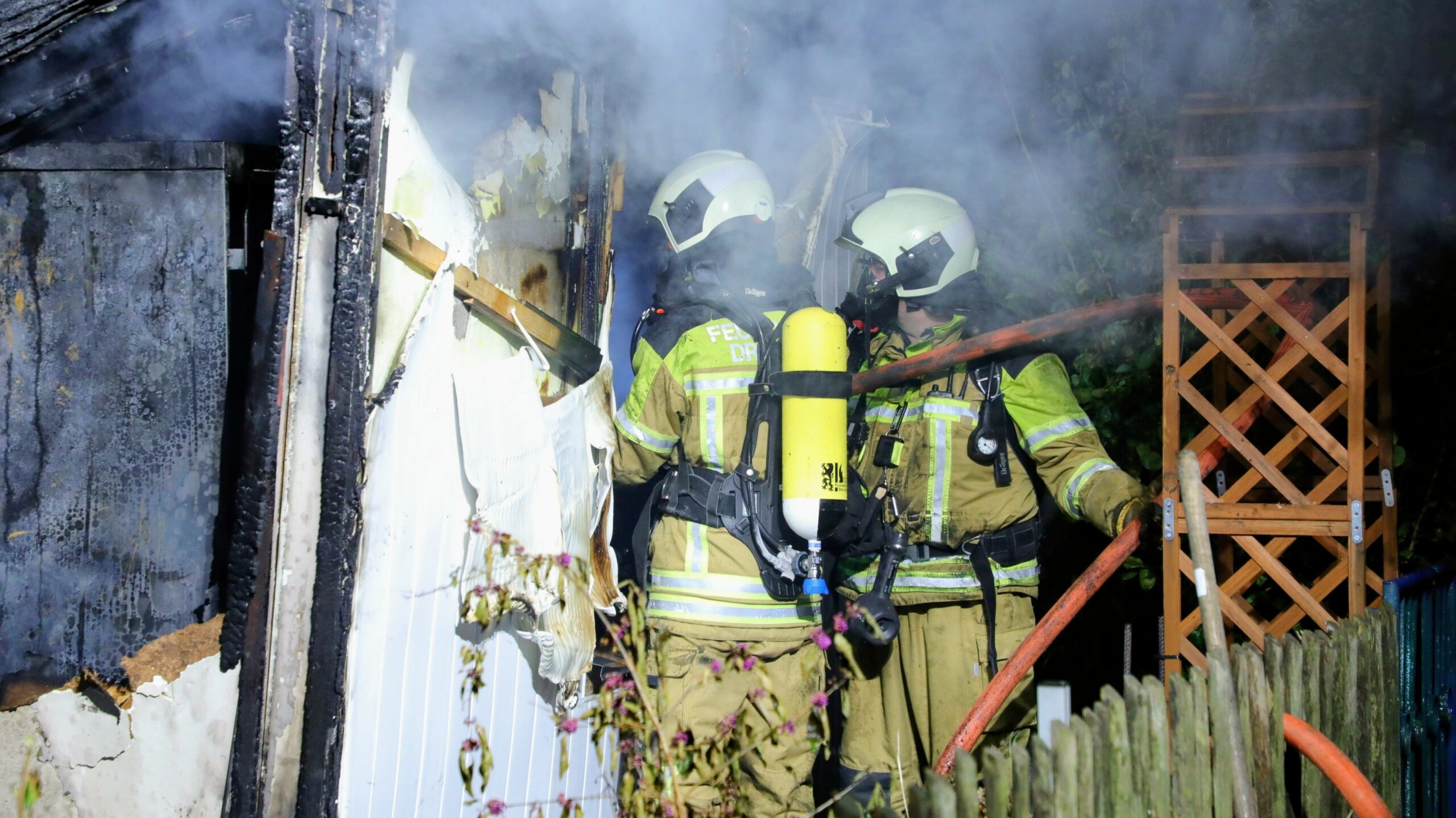 Brand in der Gartensparte "Rudolphia" an der Bärnsdorfer Straße. Foto: Roland Halkasch 