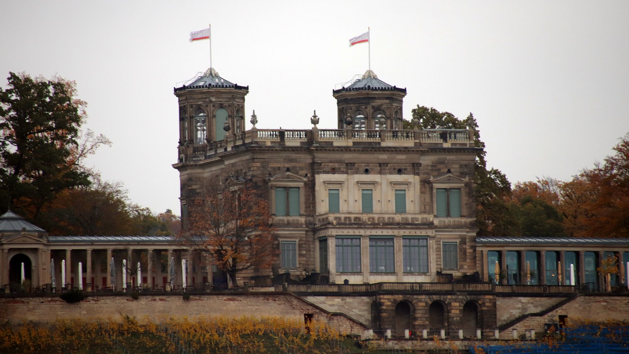 Das Lingner-Schloss ist das mittlere der drei berühmten Elbschlösser. Foto: Archiv/Anton Launer