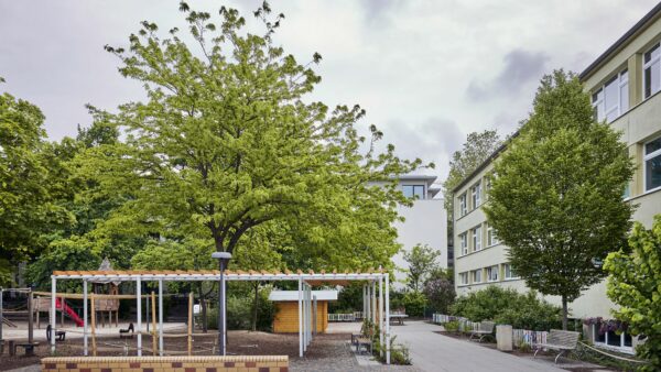 Der Hof der Schule ist nun insgesamt deutlich grüner geworden. Ob das den kühlenden Zweck erfüllt, soll nun nachgemessen werden. Foto: Robert Gommlich