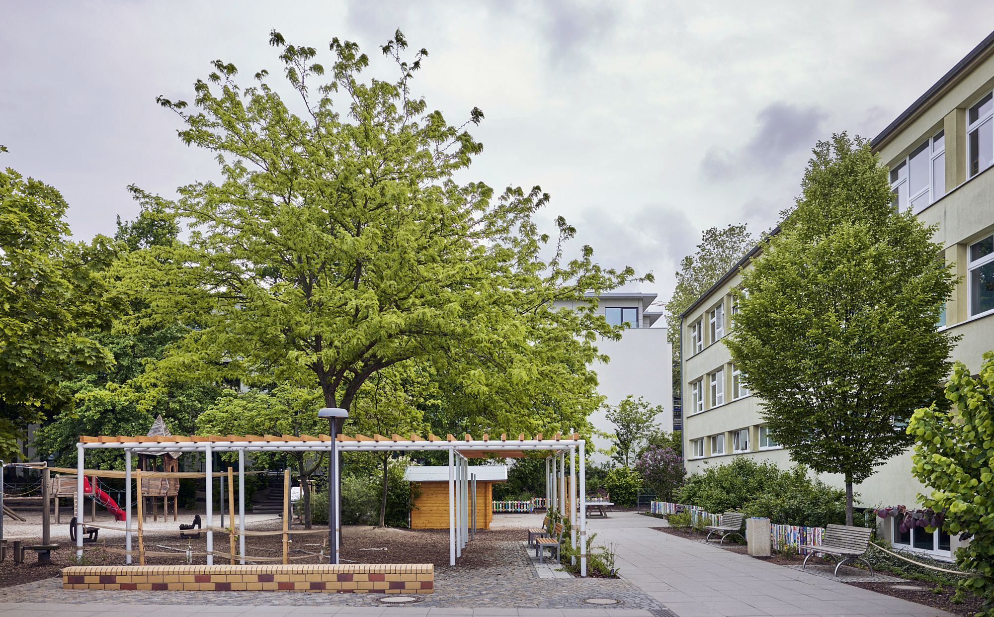 Der Hof der Schule ist nun insgesamt deutlich grüner geworden. <yoastmark class=