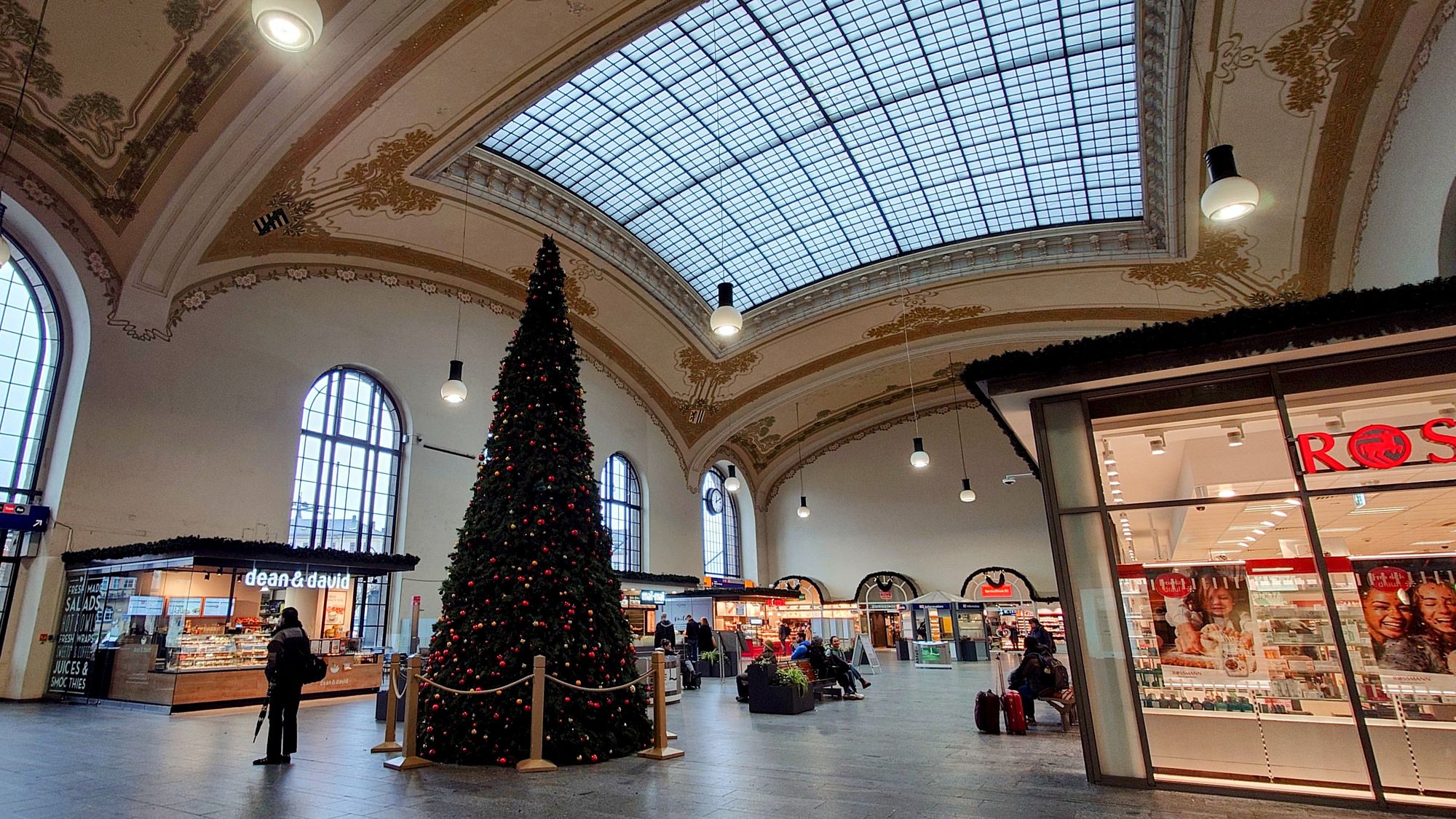 Die Geschäfte in der Bahnhofshalle bleiben am Wochenende geschlossen.