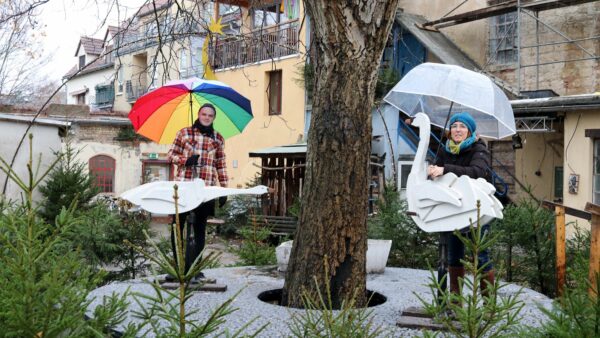 Foto-Termin auf dem Karussell im Schnee-Regen mit Janet und Dennis.