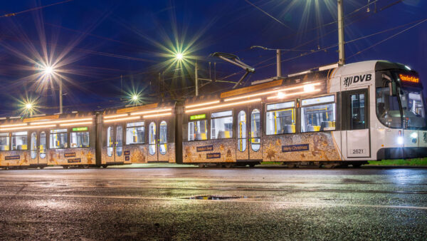 Weihnachtsstraßenbahn - Der Wagen Nummer 2621 vom Typ NGT D8 DD ist 30 Meter lang. Foto: DVB AG