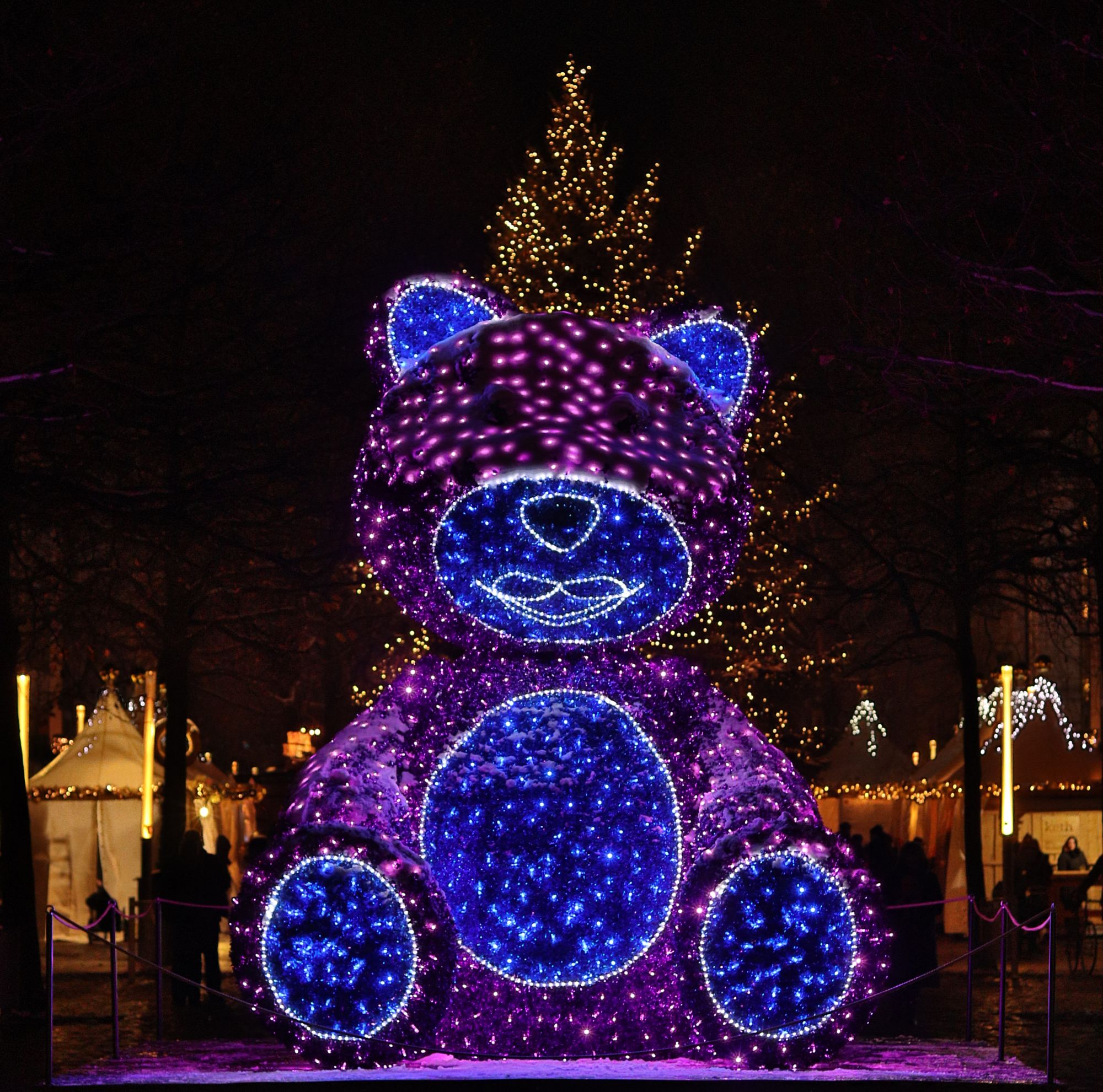 Immer ein Hingucker, der Teddy am Jorge-Gomondai-Platz signalisiert den Eingang des Augustusmarktes.