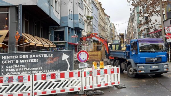 Die Rückverfüllung der Baugrube erfolgt komplett mit Sandschlämmen. Die Schichten müssen jeweils über eine Woche lang abtrocknen.