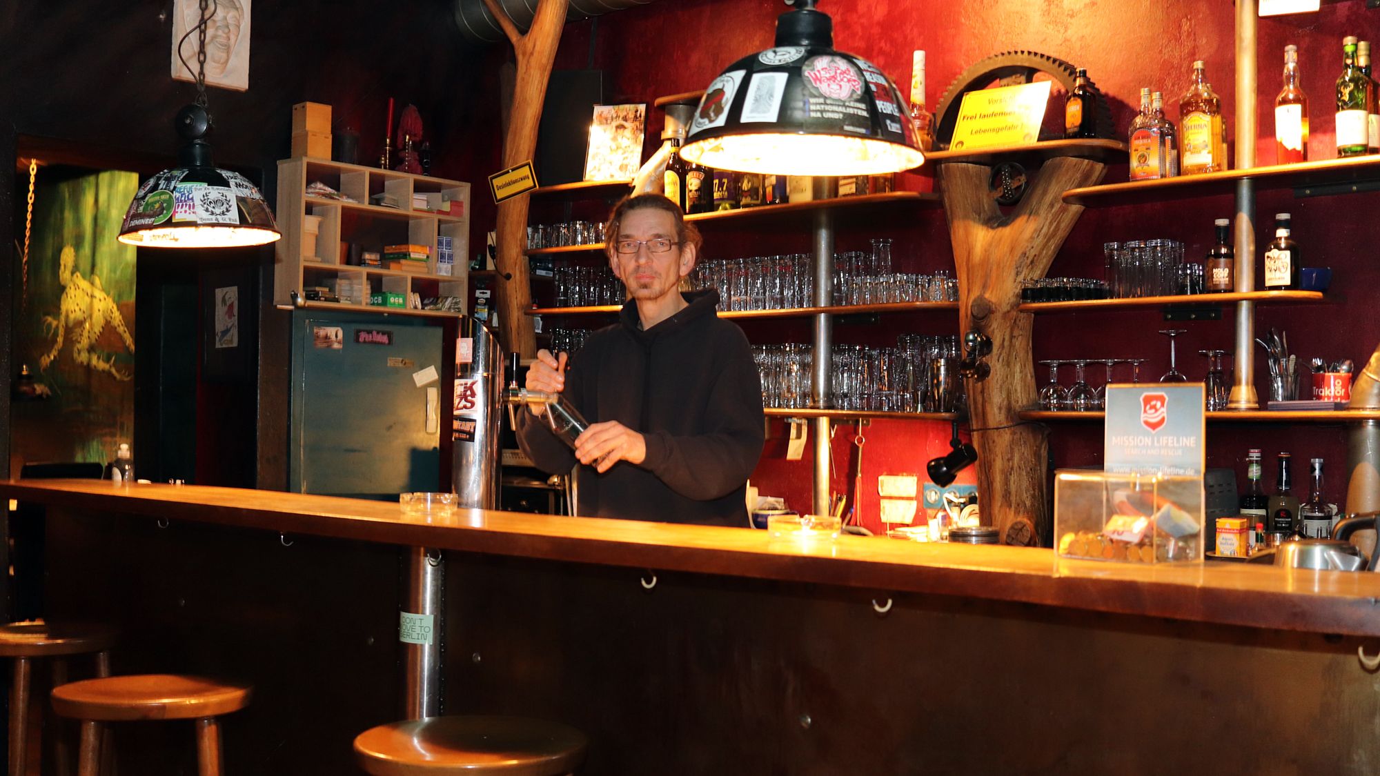 Steffen Otto beim Bierzapfen im "Trotzdem"