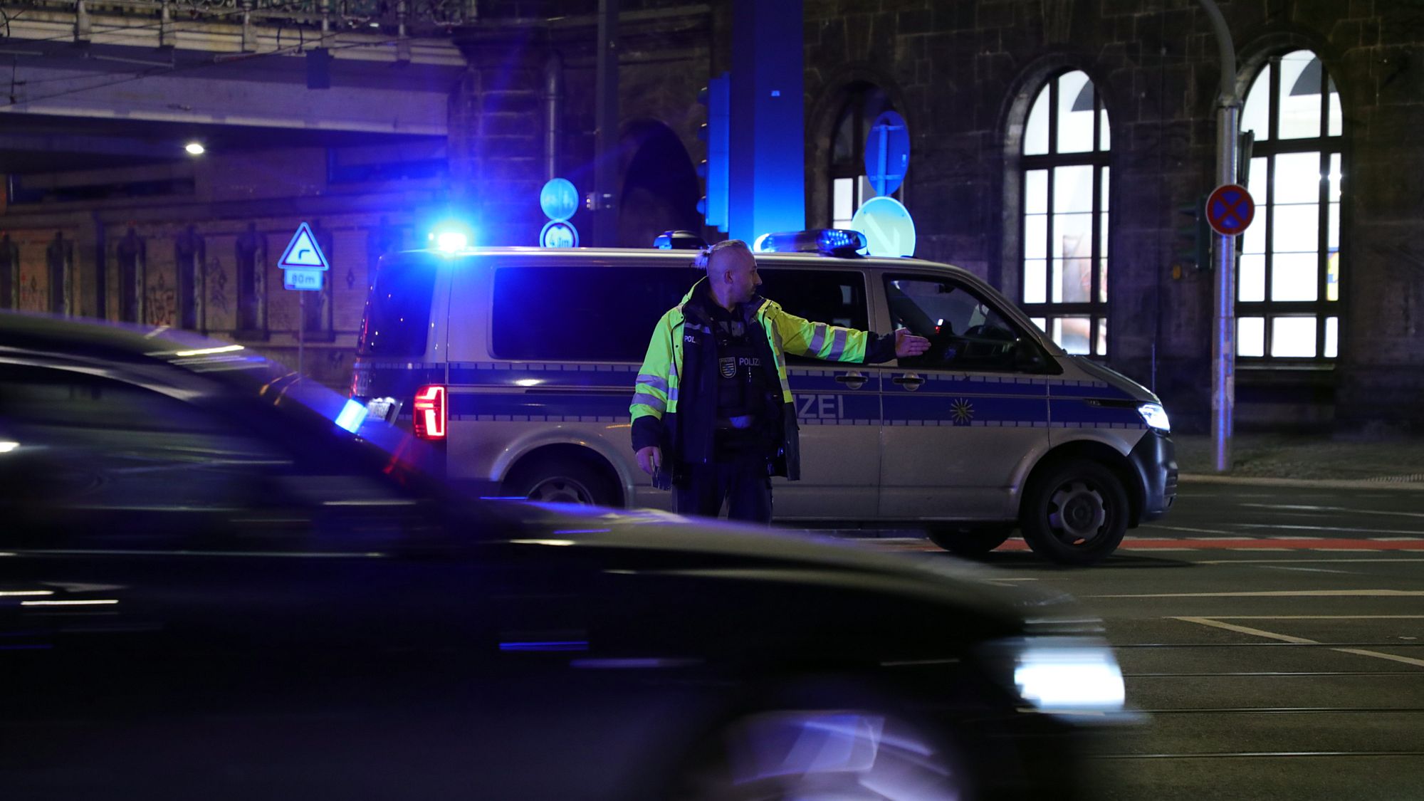 Die Polizei regelte den Verkehr auf der Kreuzung anschließend per Handzeichen. Foto: Roland Halkasch