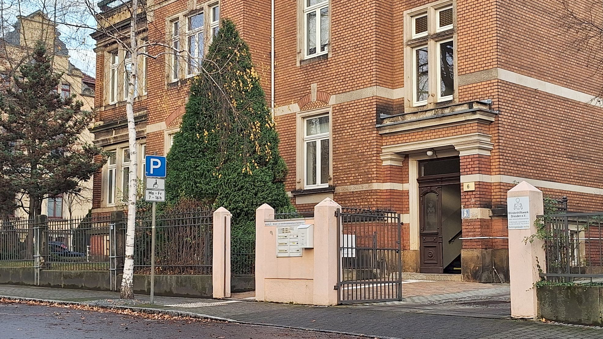 Hilfe für Blinde, Sehbehinderte und Angehörige gibt es garantiert in der Louis-Braille-Straße 6.