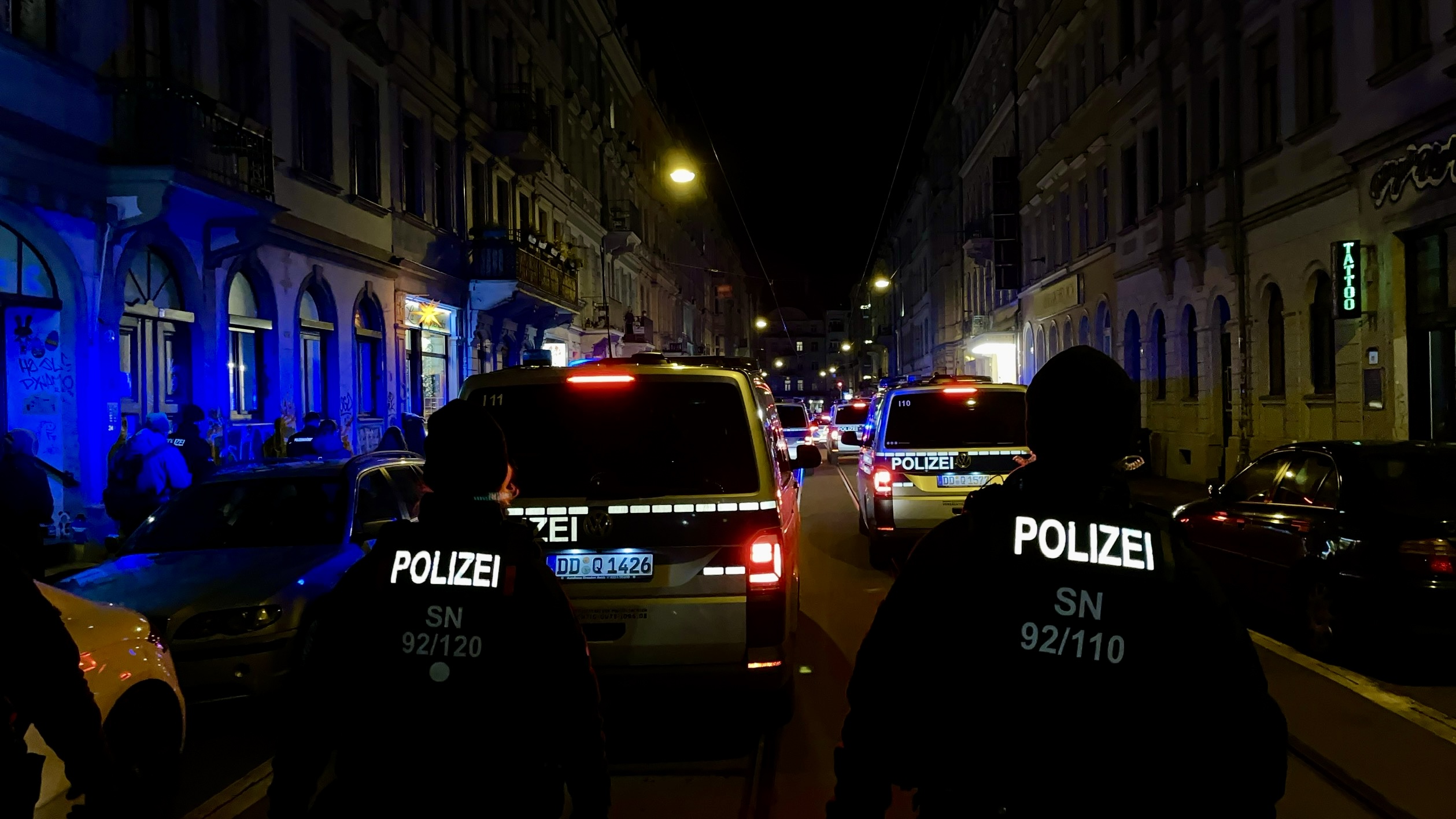 Die Dresdner Polizei begleitet den Demonstrationszug durch die Straßen. - Foto: Florian Varga