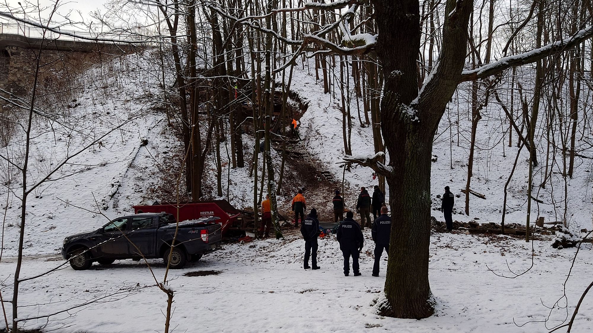 Sachsenforst und Ordnungsamt räumten heute Morgen die Hütte weg. 