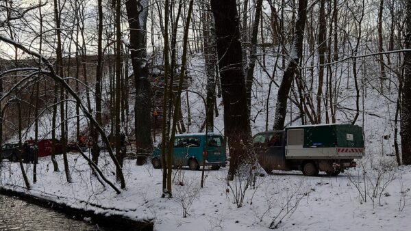 Sachsenforst und Ordnungsamt räumten heute Morgen die Hütte weg.