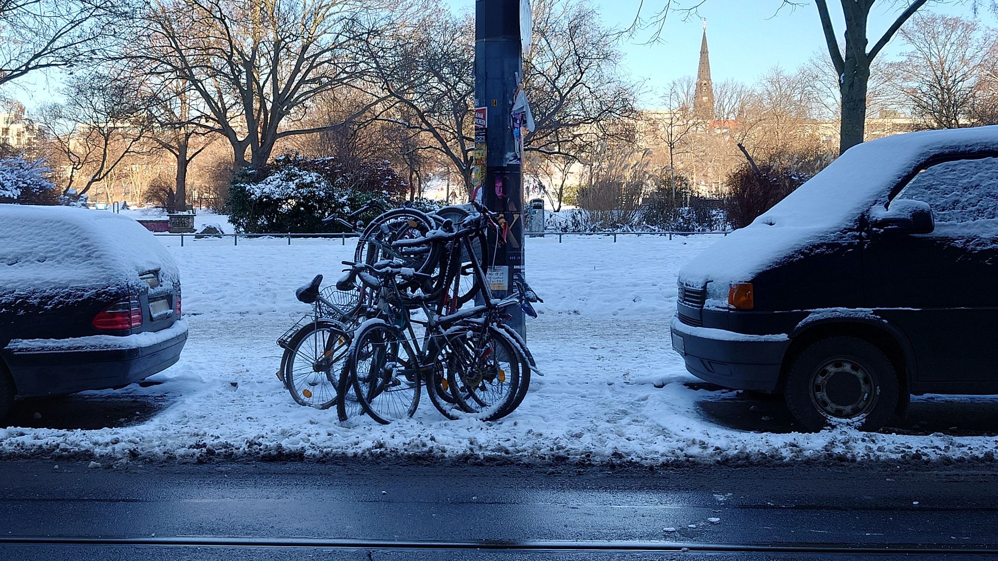 Sechs Fahrräder sind miteinander verbunden und blockieren einen halben Pkw-Stellplatz.