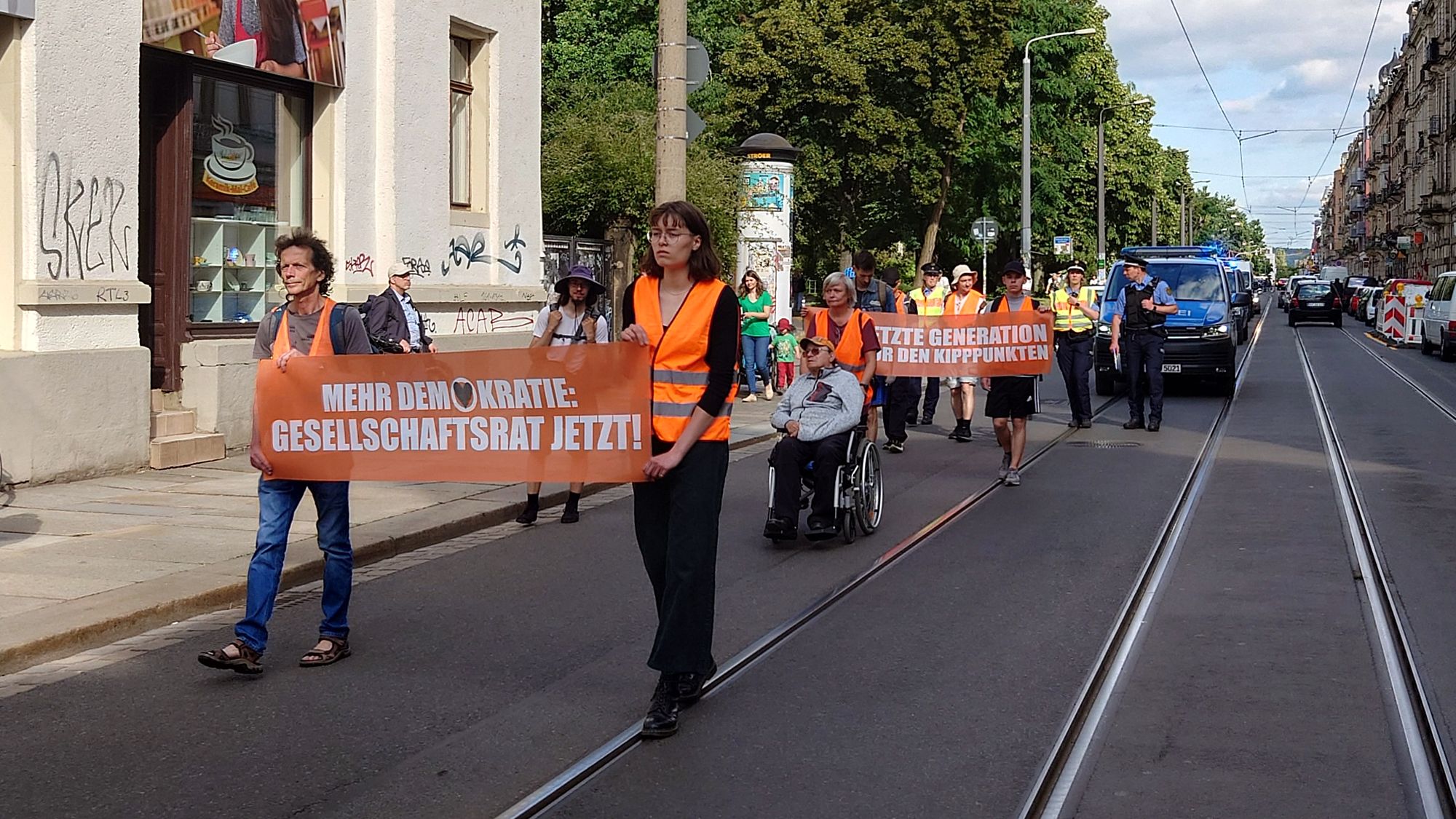 Neben dem Festkleben auf der Straße gehören Bummel-Demo zum Aktionsrepertoire der "Letzten Generation" - hier auf dem Bischofsweg im Juni 2023. Foto: Archiv Anton Launer