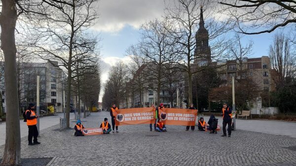 Die als Fußgänger-Blockade angekündigte Veranstaltung auf der Hauptstraße entpuppte sich als leicht zu umgehende Mini-Demo.