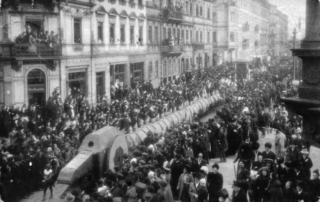 Faschingsumzug in Dresden im Jahre 1912. Foto: Ernst Tüngethal (gemeinfrei)