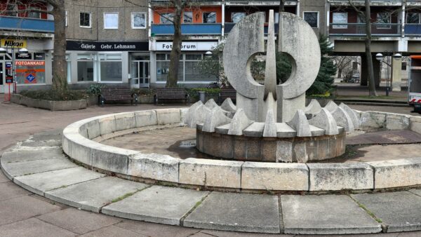 Der östliche Krachtbrunnen: Seit mehr fast 22 Jahren ohne Wasser. Foto: Anton Launer