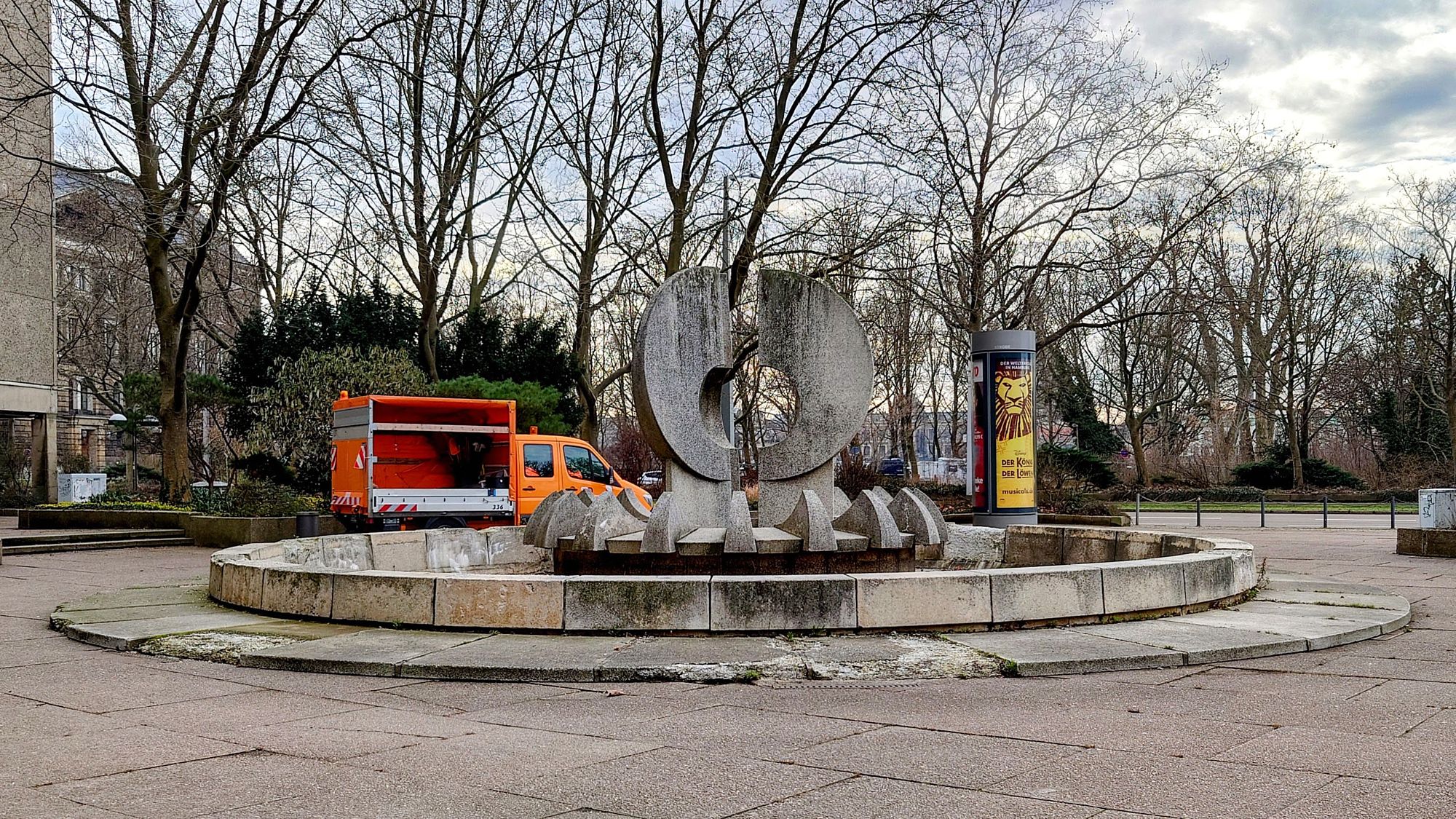 Die Stadtreinigung hat heute rund um den Brunnen schon mal sauber gemacht. Foto: Anton Launer