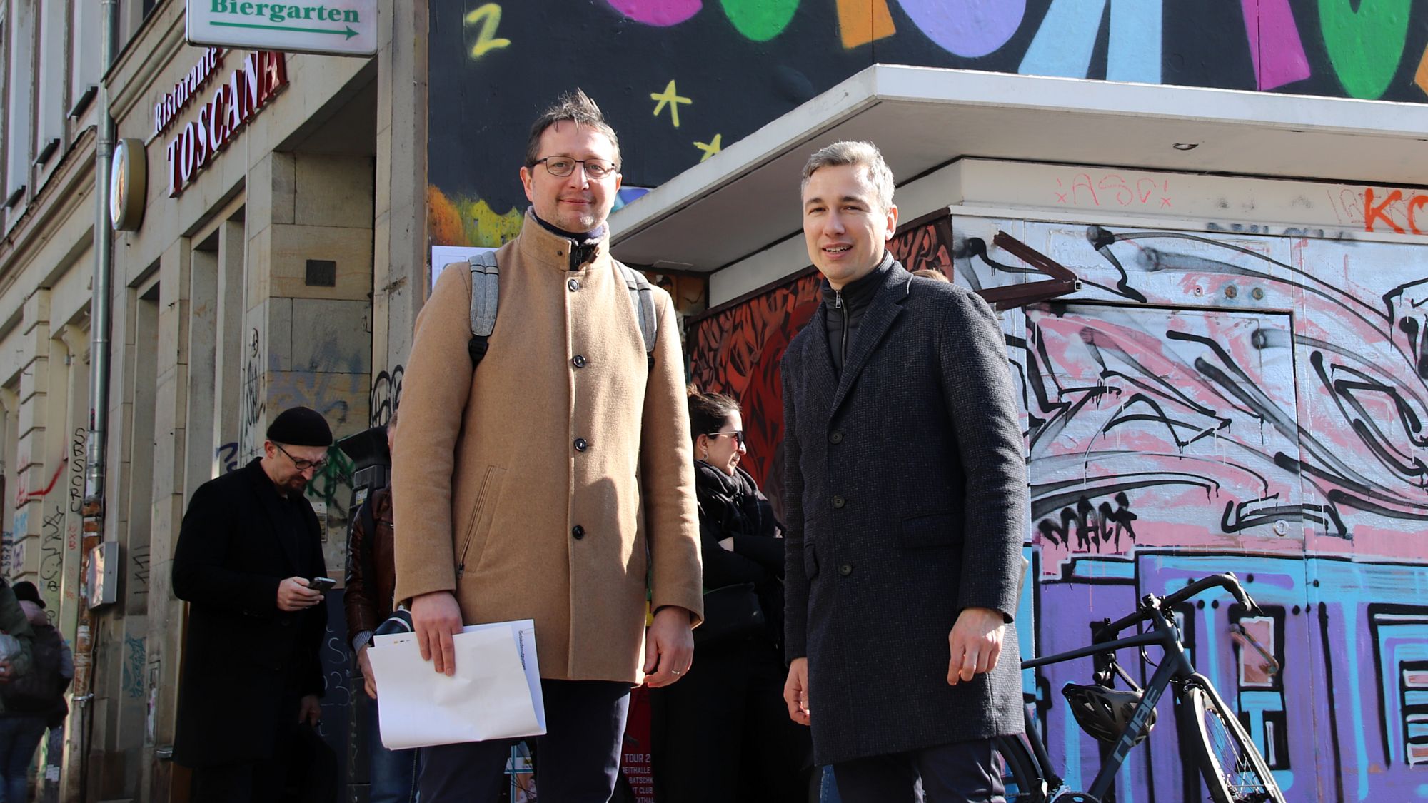 André Zschoge und Baubürgermeister Stephan Kühn erläuterten die geplante Bürgerbeteiligung und die Herausforderungen bei der Sanierung der Straße, Foto: Anton Launer