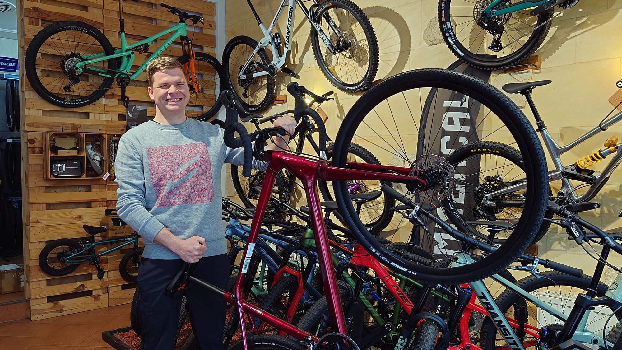 Bike-Performance-Chef Benjamin Ehrlich kann gut lachen. Sein Lädchen gibt es nun schon seit zehn Jahren. Foto: Anton Launer