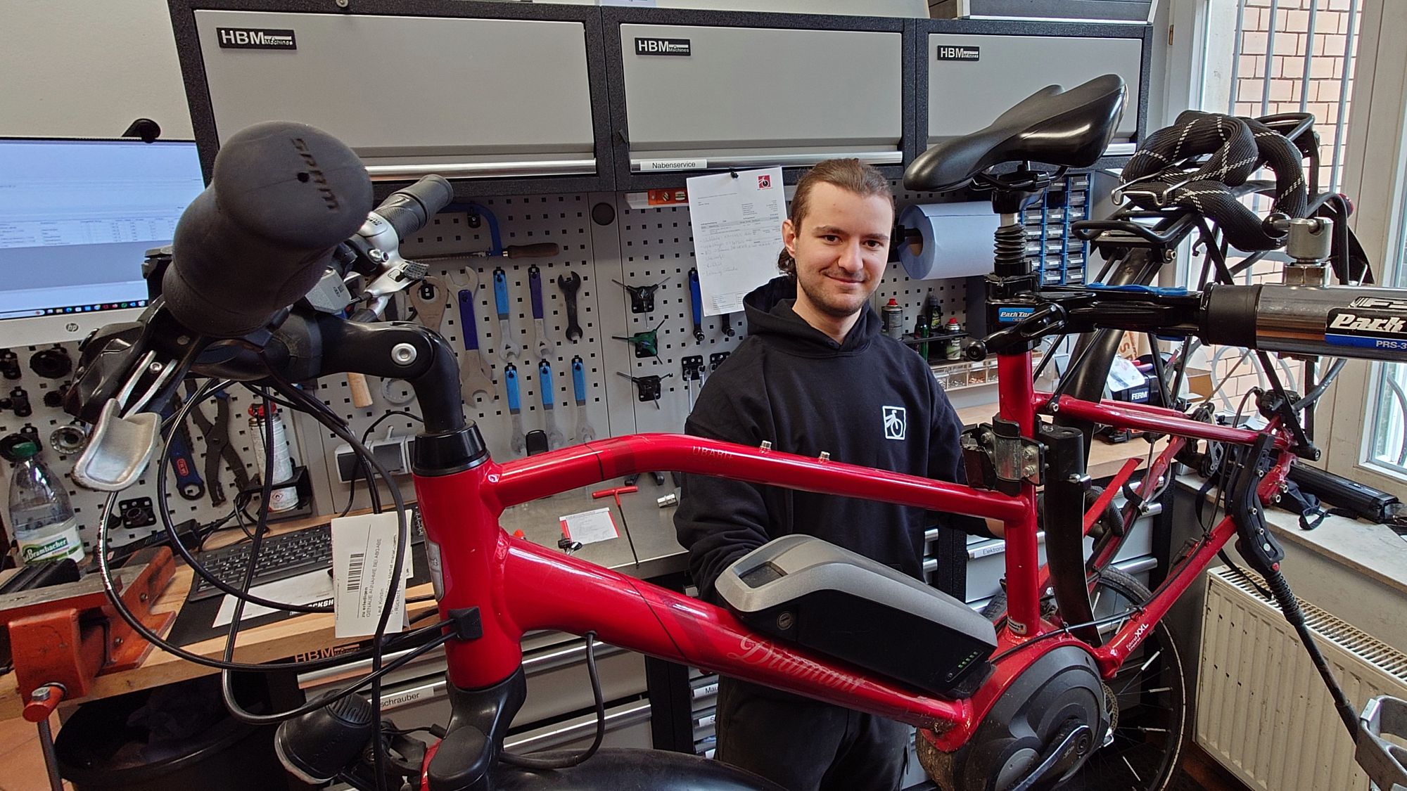 Das Herzstück des Fahrradladens ist die Werkstatt im Hinterzimmer. Mechaniker Oscar Großmann, Azubi im 3. Lehrjahr weiß was er tut. Mit Unterstützung des Ladens fährt er aktiv Downhillrennen. Foto: Anton Launer