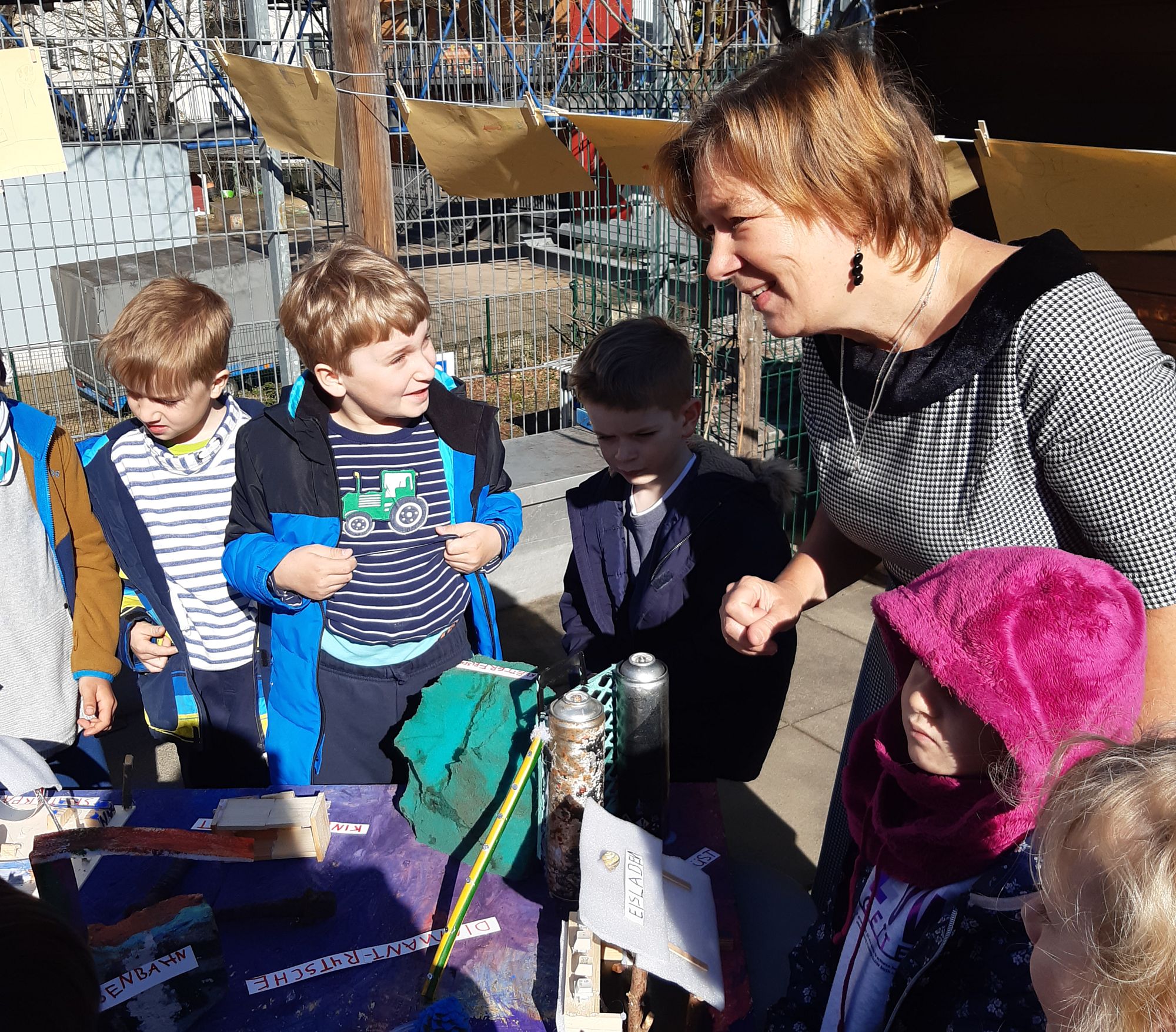 Kita-Kinder bei der Entwicklung von Ideen mit der Kinder- und Jugendbeauftragten Anke Lietzmann. Foto: Stadtverwaltung Dresden