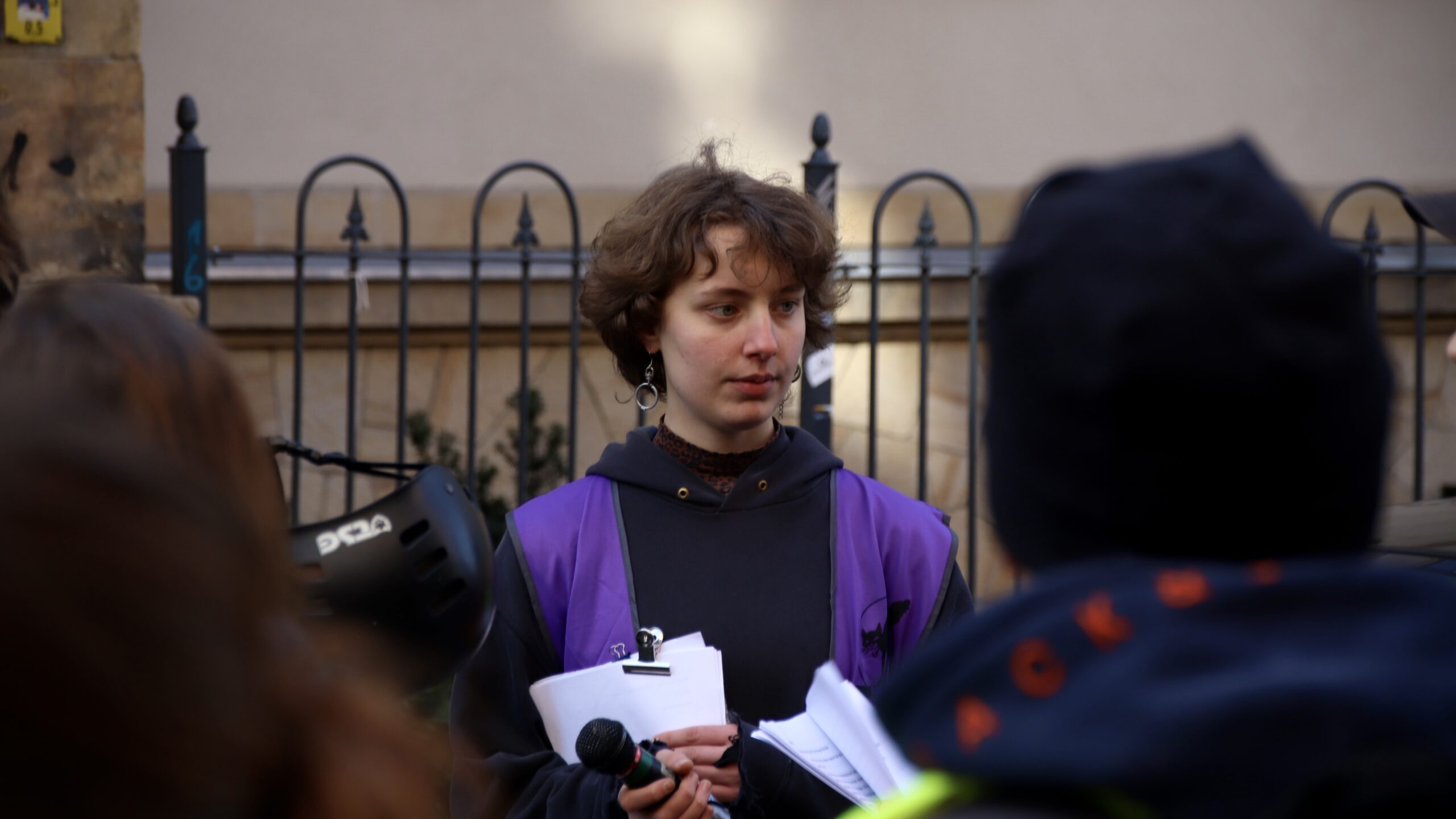 Vor den Schulen werden Redebeiträge von verschiedenen Teilnehmerinnen gehalten, die Schüler werden aufgefordert, sich anzuschließen. - Foto: Florian Varga