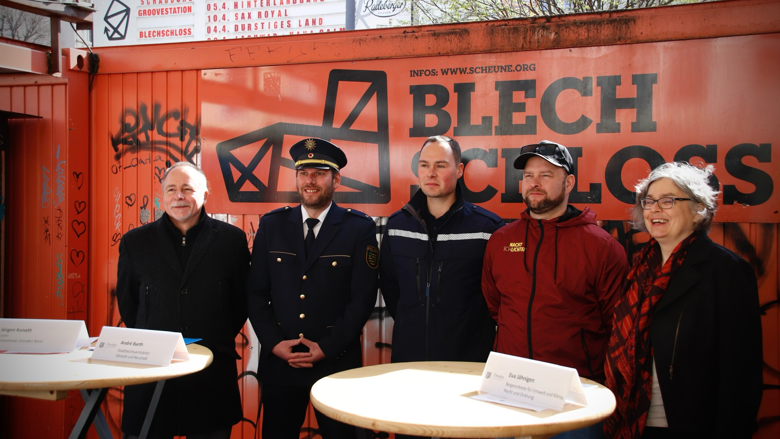 Stadtbezirksamtsleiter André Barth, Revierleiter Jürgen Kunath, Stefan Schindler vom gemeindlichen Vollzugsdienst, Chef-Nachtschlichter Alessandro Finke und Ordnungsbürgermeisterin Eva Jähnigen (Grüne)