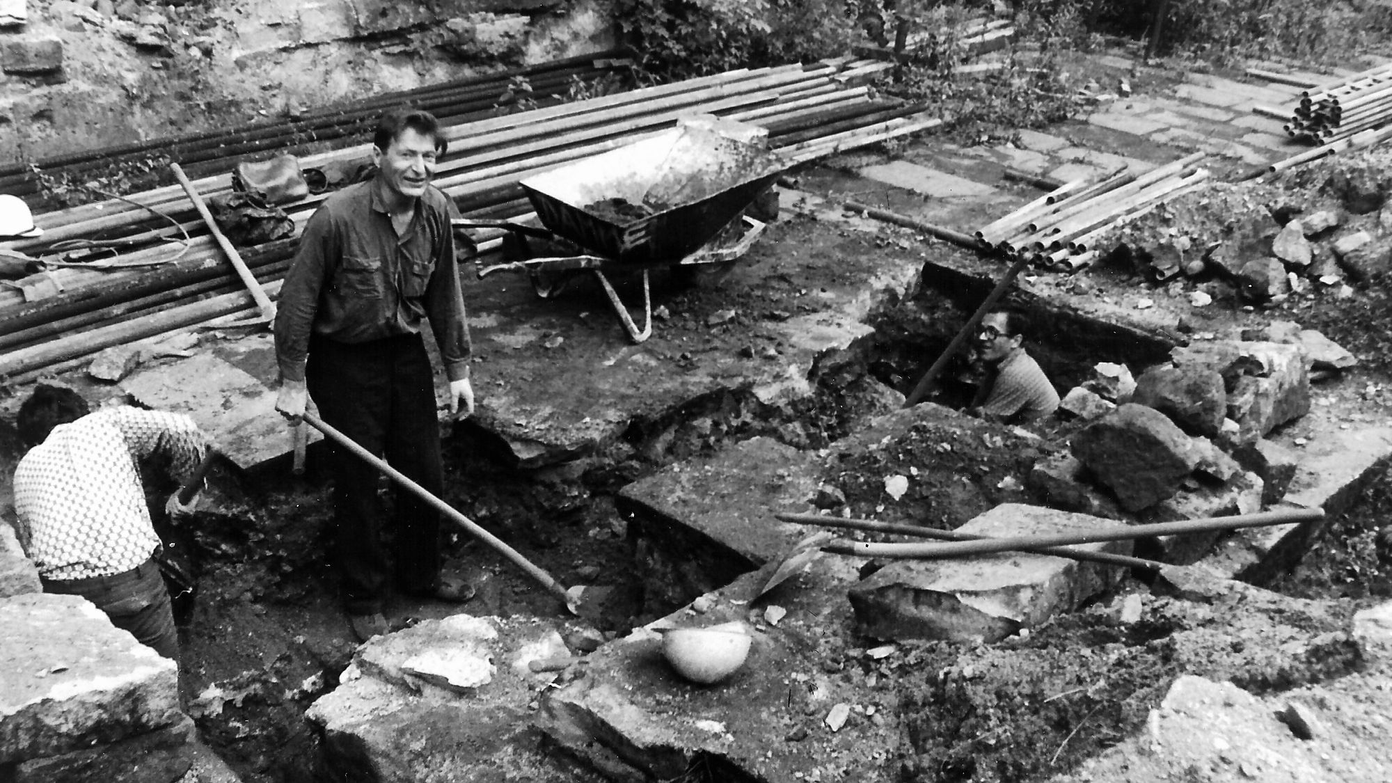 Freiwillige Grabungsarbeiten im Großen Schlosshof, August 1985. Foto: Privatsammlung Made