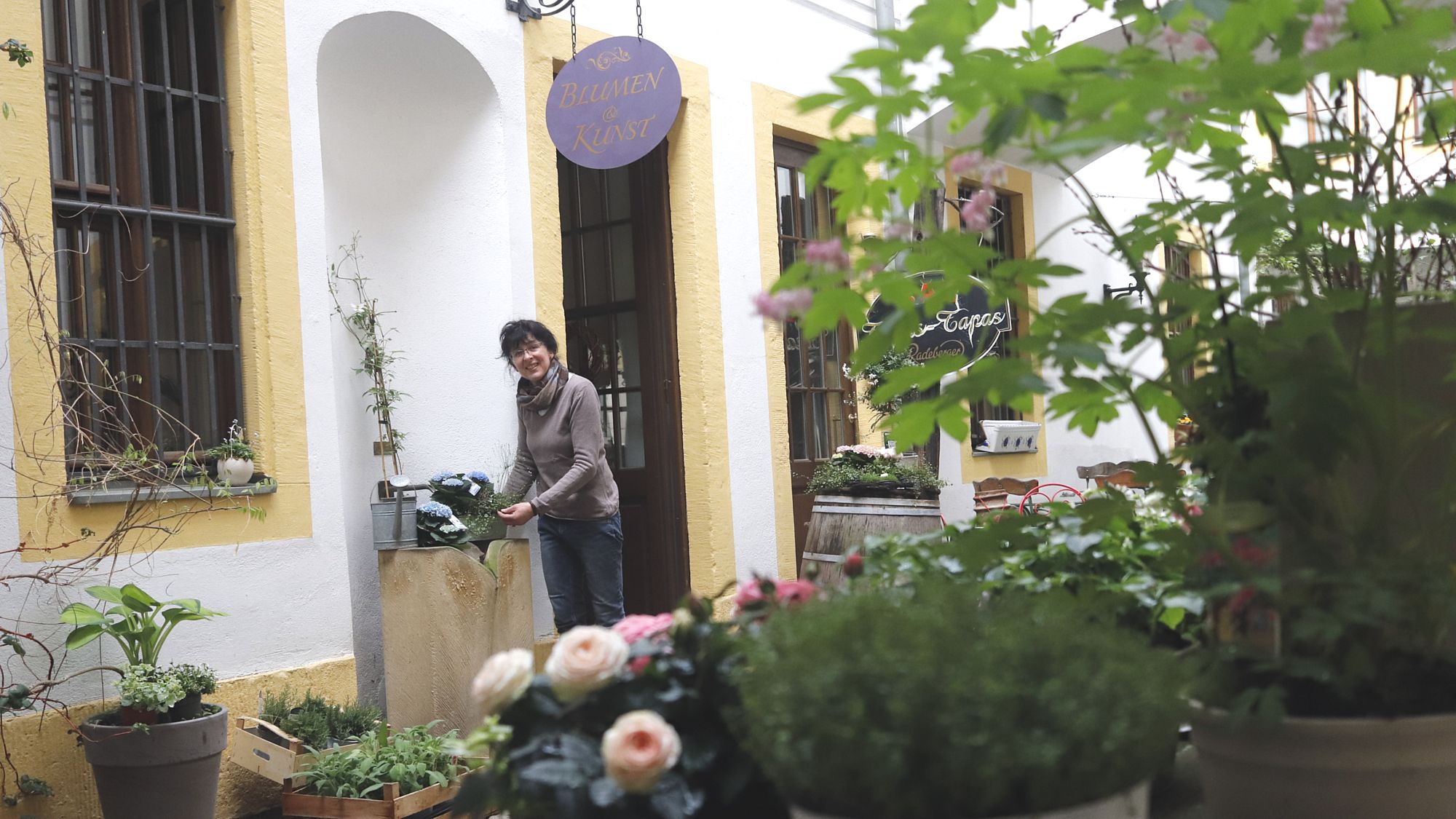 Romantischer Zugang durch die Passage der Königstraße 3. Gleich nebenan gibt's das spanische Restaurant "Tapas Tapas". Foto: Anton Launer