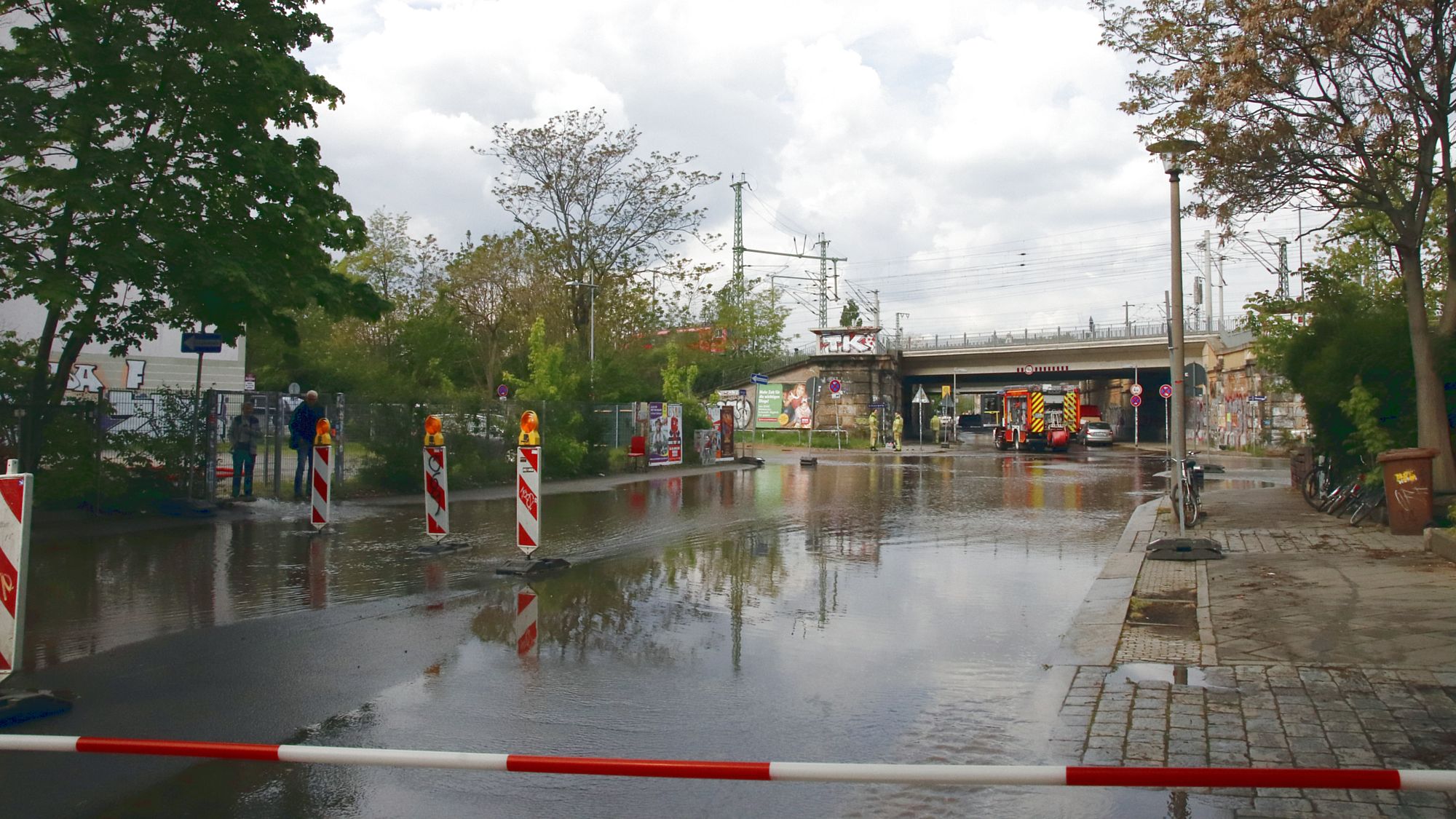 Auf der Lößnitzstraße bildete sich zwischenzeitlich ein kleiner See. Foto: Anton Launer